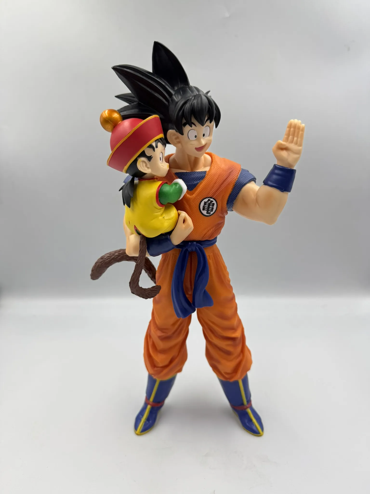 Figura Goku - Gohan en brazos