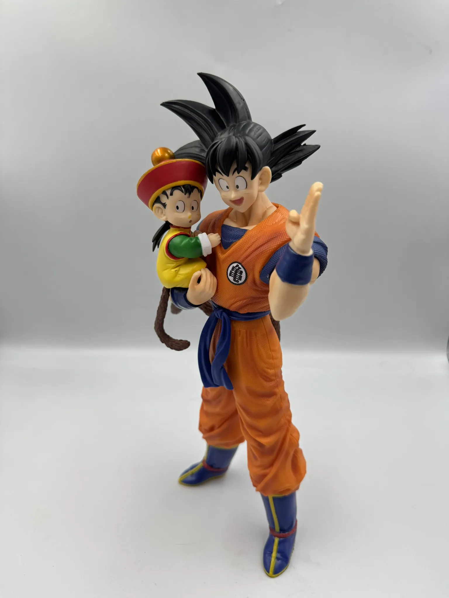 Figura Goku - Gohan en brazos