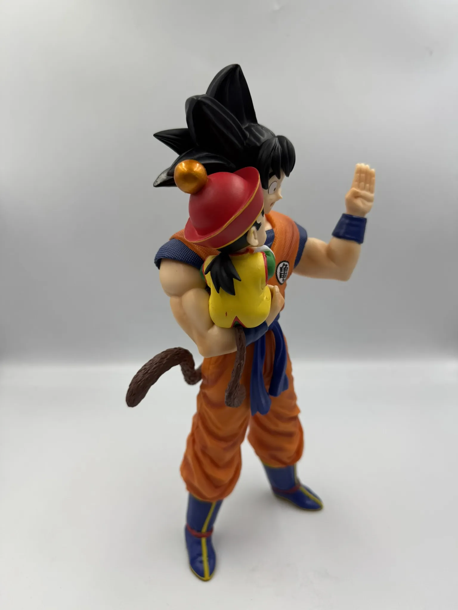 Figura Goku - Gohan en brazos