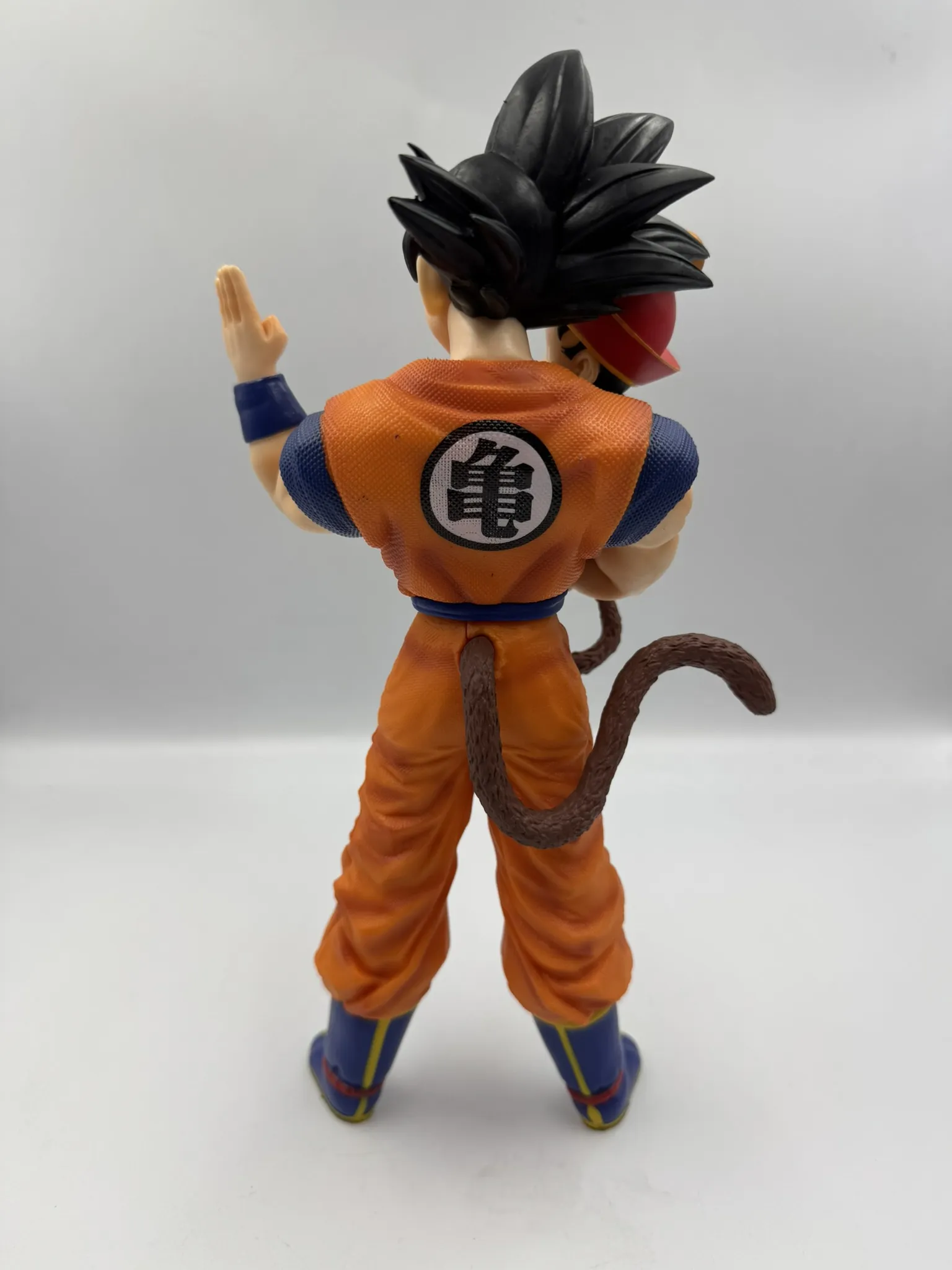 Figura Goku - Gohan en brazos
