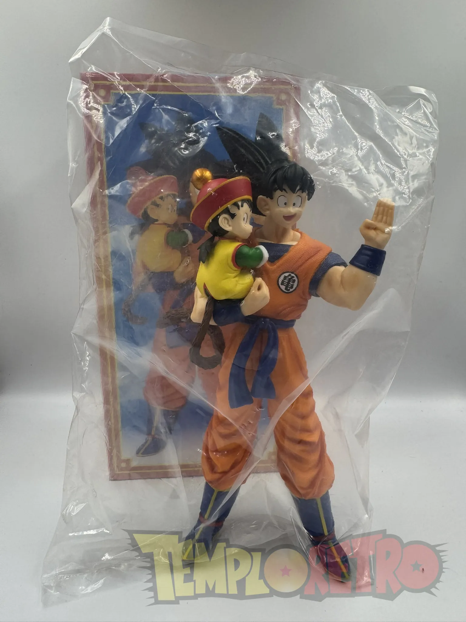 Figura Goku - Gohan en brazos