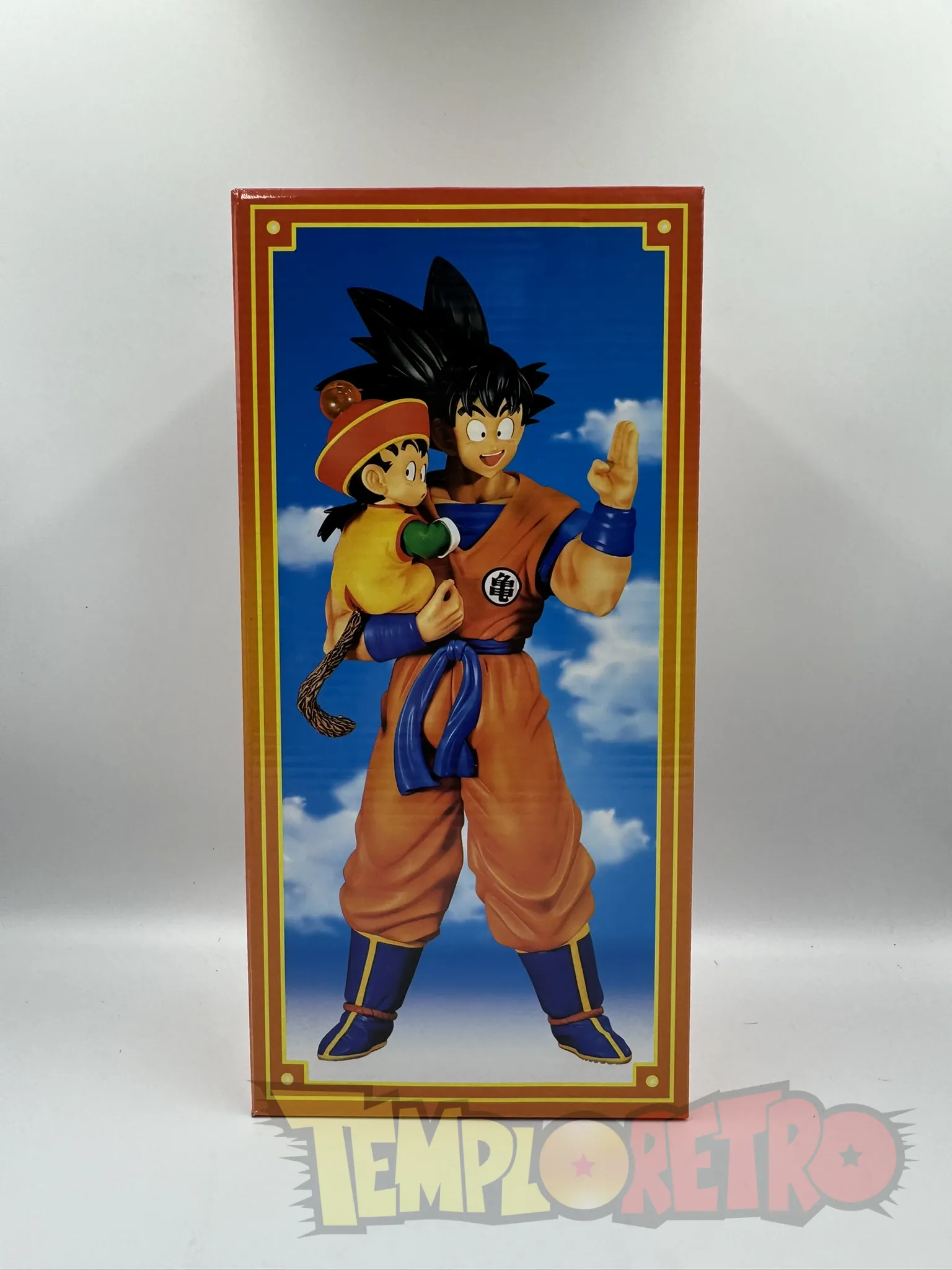 Figura Goku - Gohan en brazos