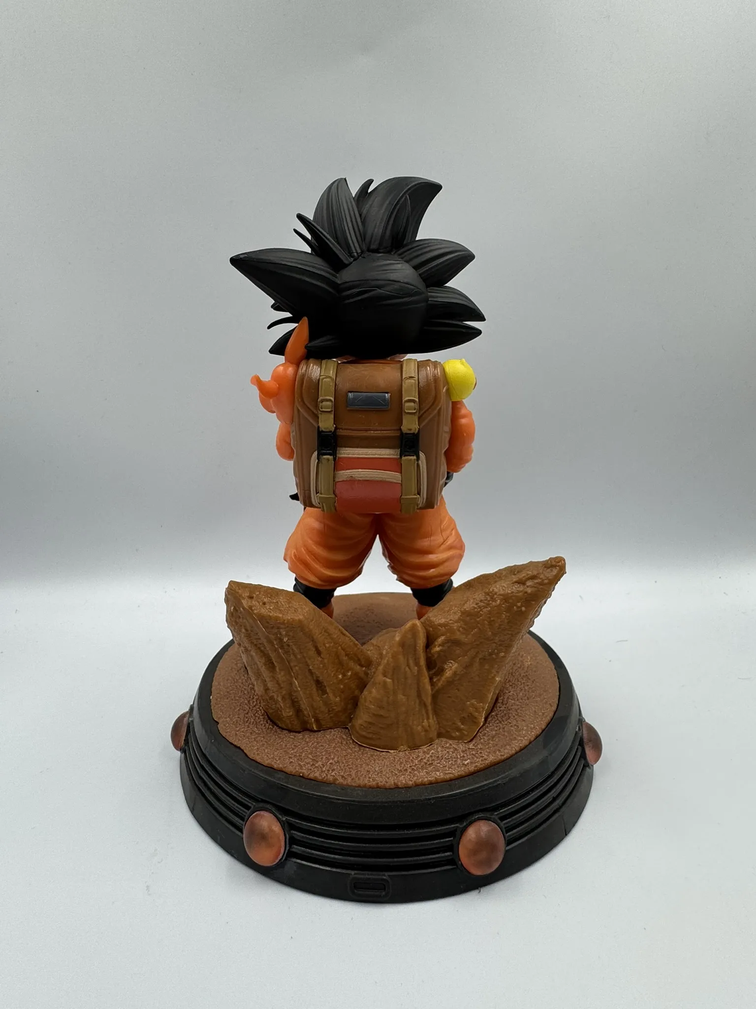 Figura Goku pequeño con base - Dragon Ball Z