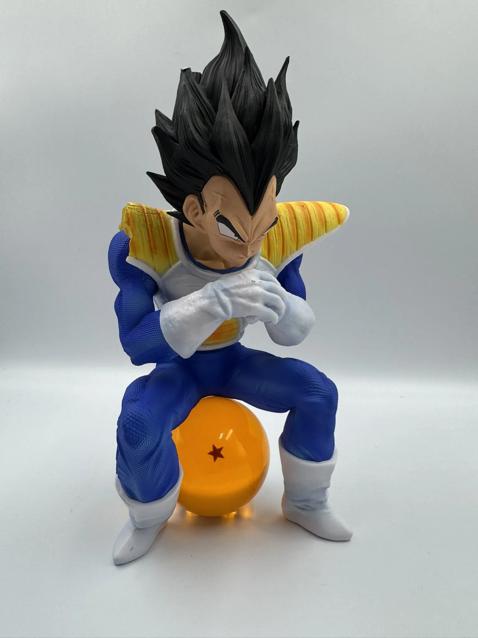 Figura Vegeta sentado en una Dragon Ball