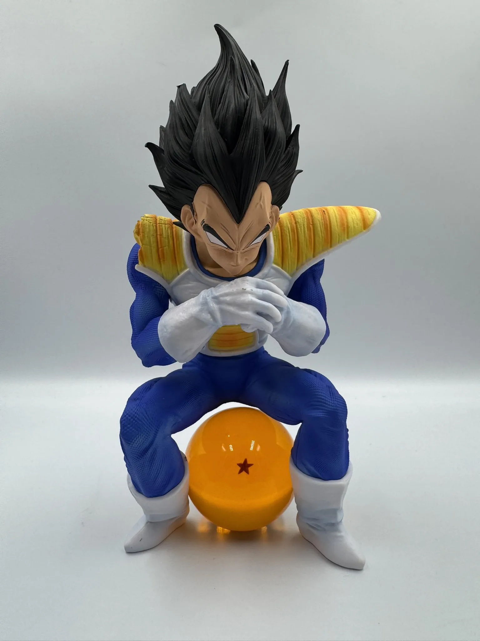 Figura Vegeta sentado en una Dragon Ball