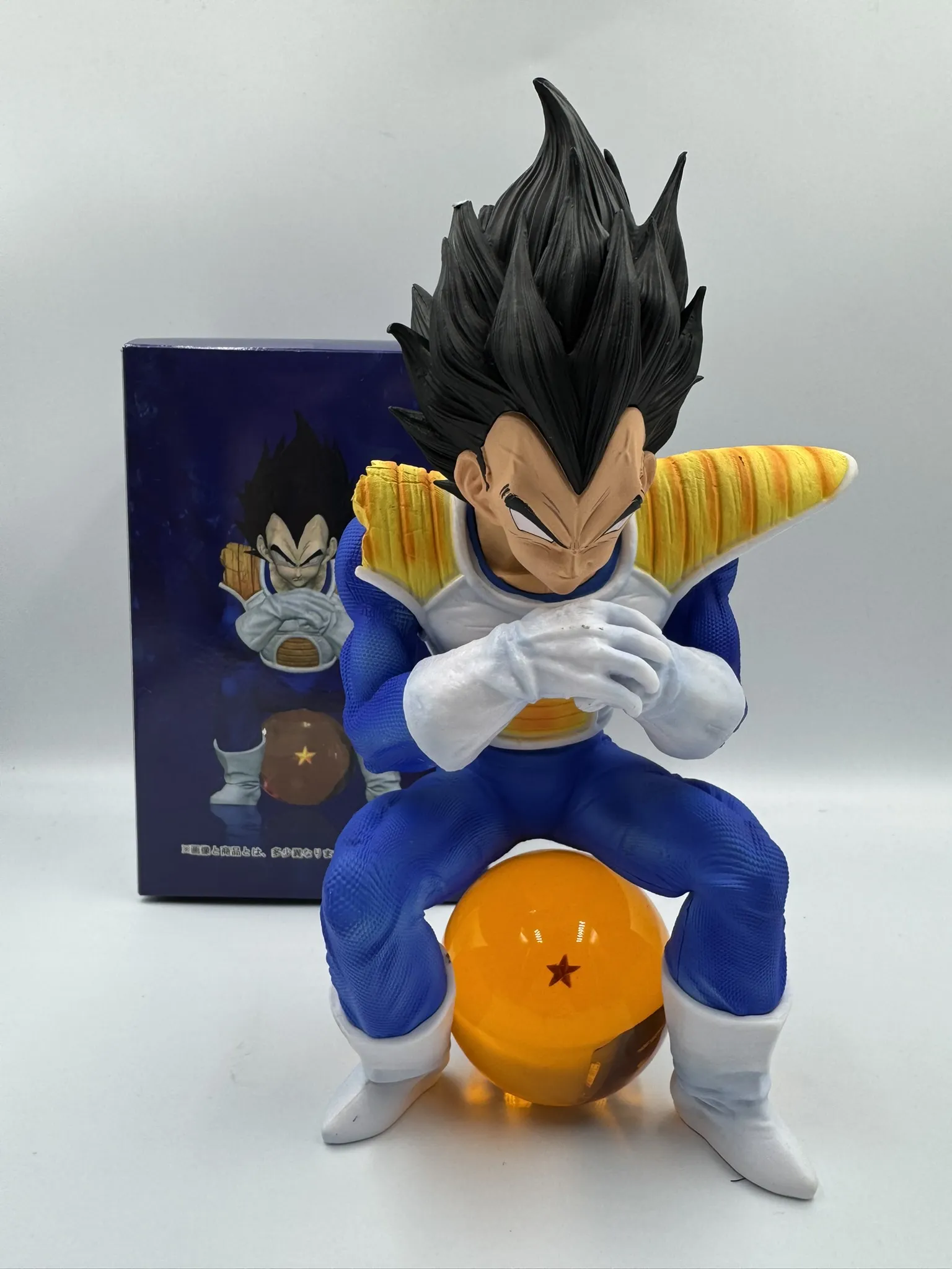 Figura Vegeta sentado en una Dragon Ball