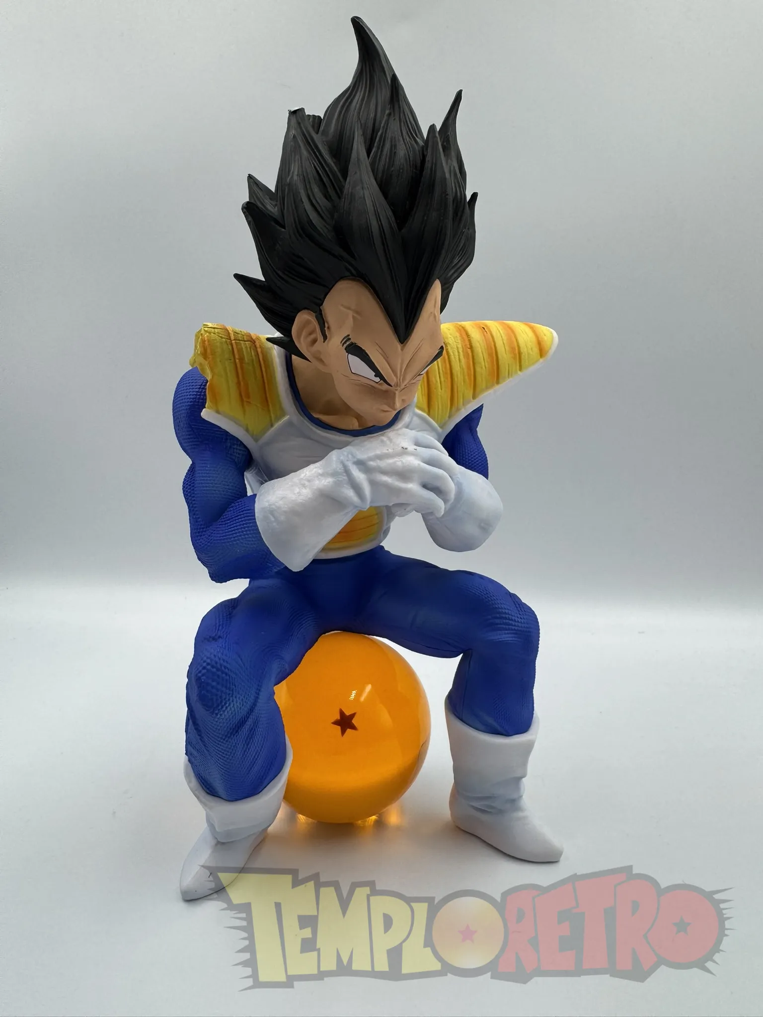 Figura Vegeta sentado en una Dragon Ball