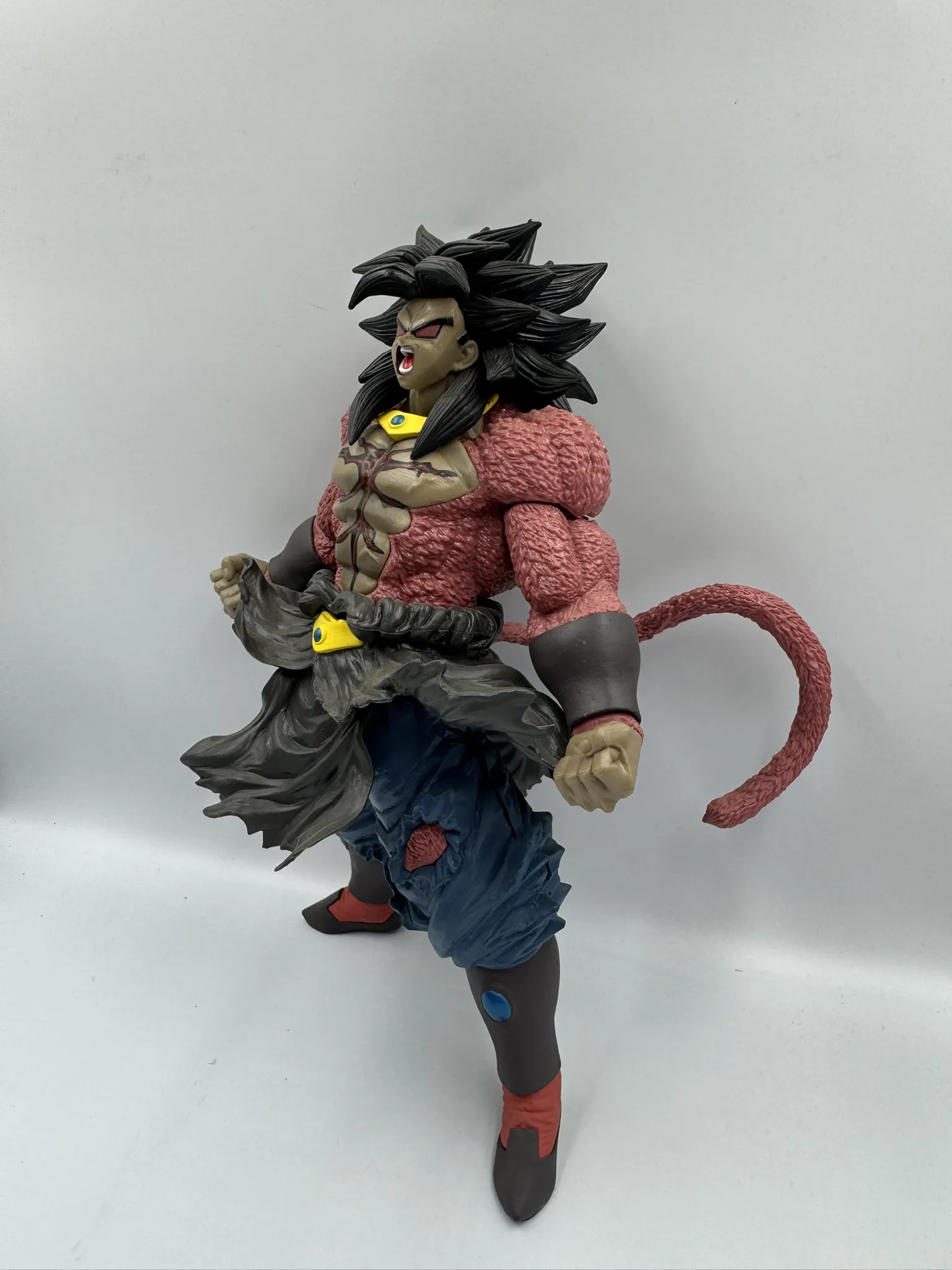 Figura  Broly SSJ 4